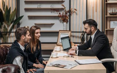 Professionnels en réunion de travail dans un bureau moderne