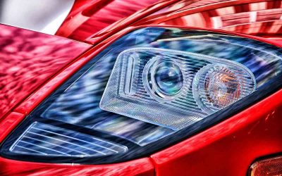 Phare avant d'une voiture rouge, détail lumineux et design