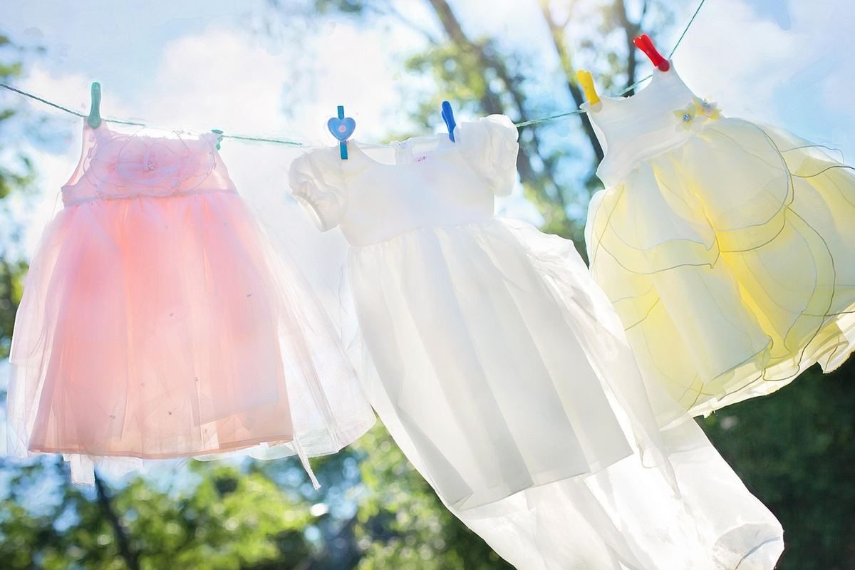 Robes de fille colorées suspendues à une corde à linge