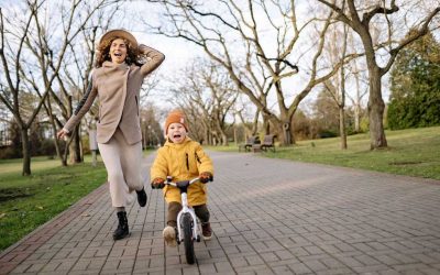 Femme et enfant en mouvement sur un chemin de briques dans un parc