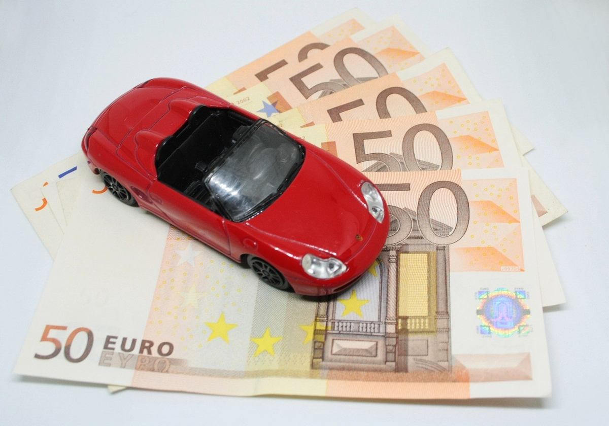 Voiture jouet sur des billets de 50 euros