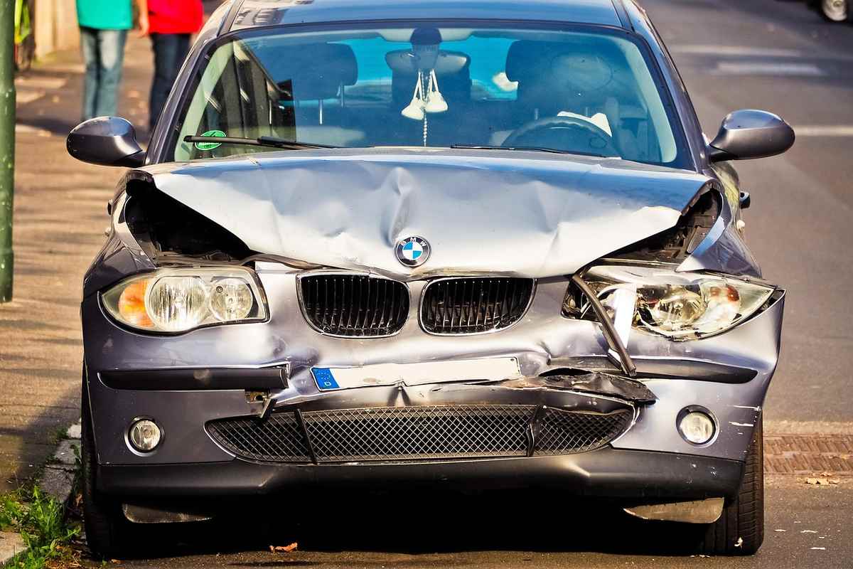 BMW silver frontal impact, pare-chocs et capot écrasés, stationné sur la rue