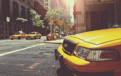 Vue d'une rue new-yorkaise avec taxis jaunes et bâtiments