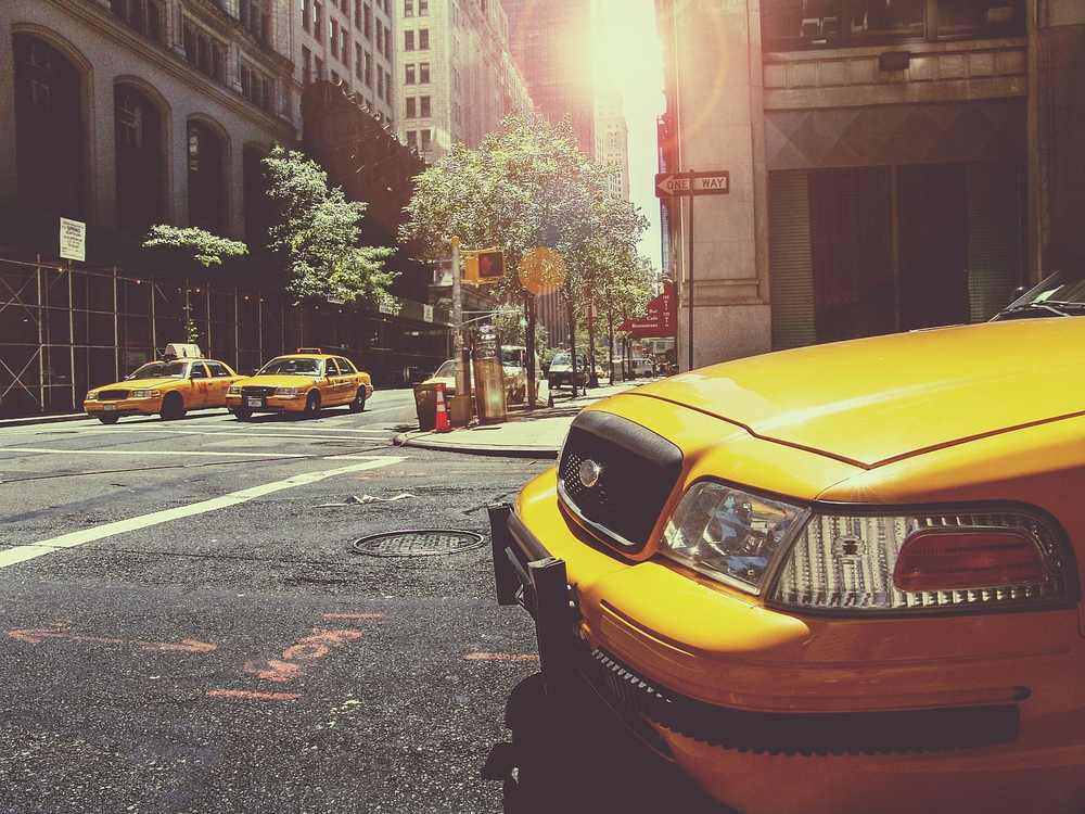 Vue d'une rue new-yorkaise avec taxis jaunes et bâtiments