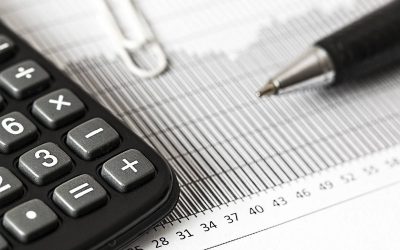 Calculatrice et stylo sur une feuille de graphique