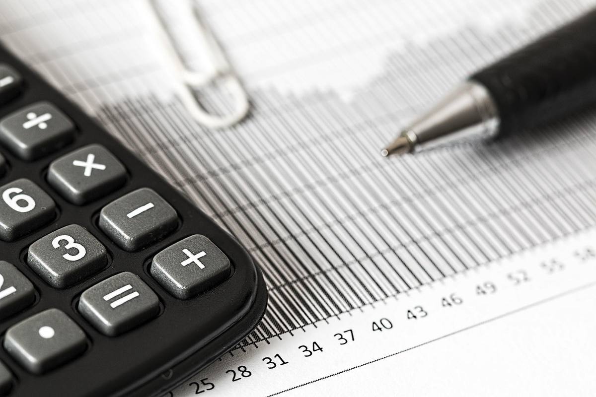 Calculatrice et stylo sur une feuille de graphique