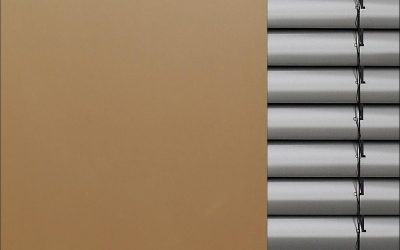 Un mur beige à gauche et des stores horizontales grises à droite