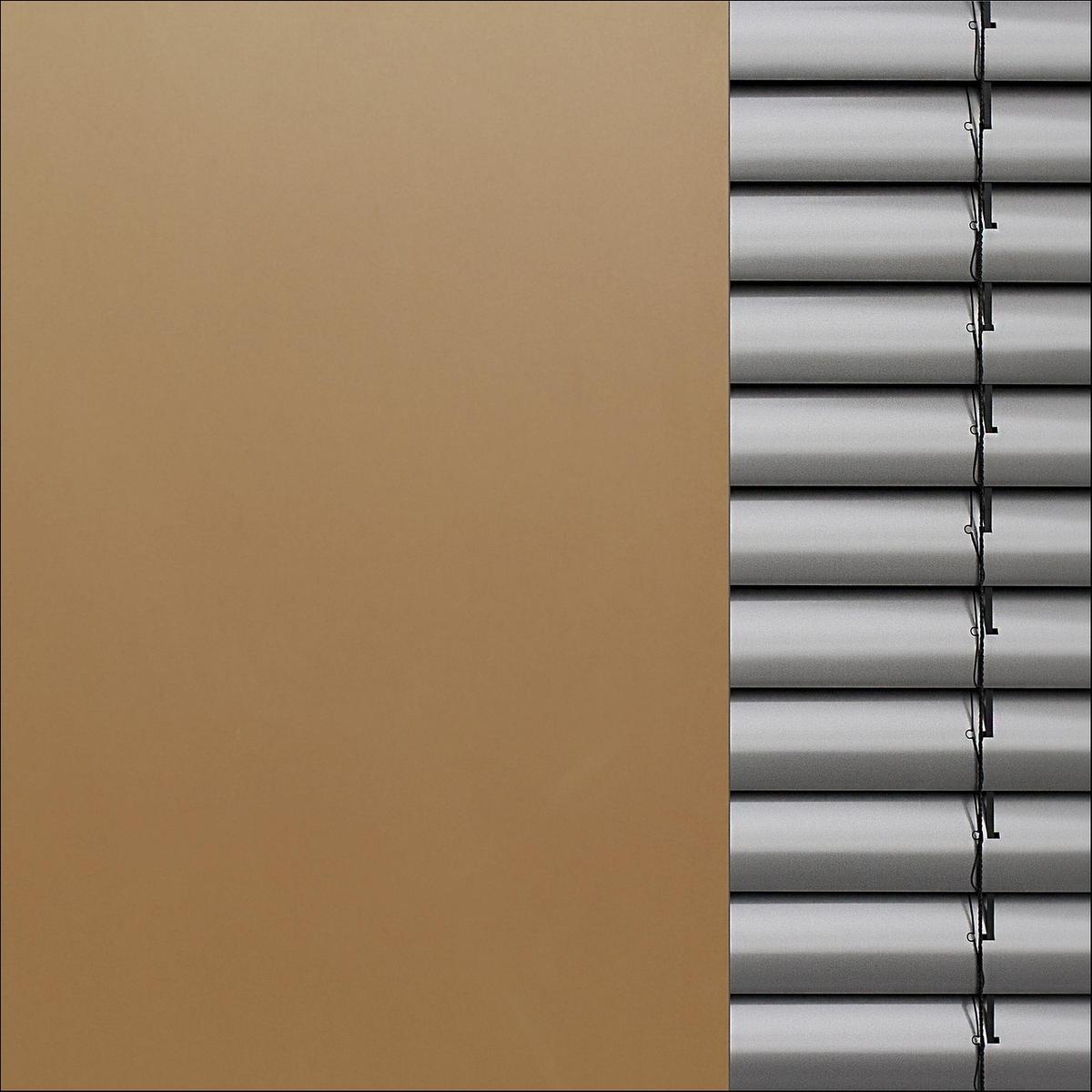 Un mur beige à gauche et des stores horizontales grises à droite