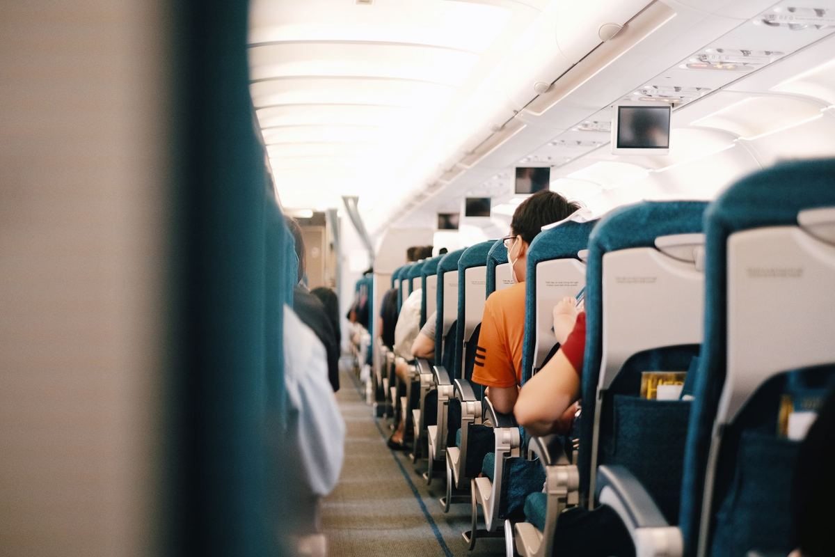 passagers installés dans la cabine d un avion de ligne pendant le vol